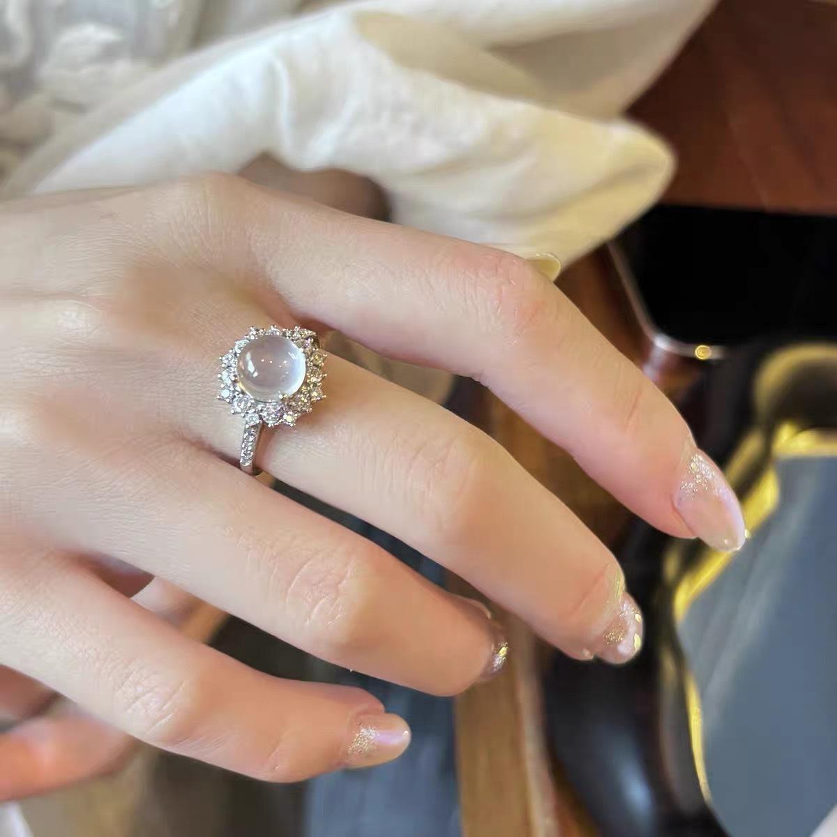 New opal egg surface ring with diamonds, exquisite and elegant super flash open ring. opening adjustable белый
New opal egg surface ring with diamonds, exquisite and elegant super flash open ring. opening adjustable белый