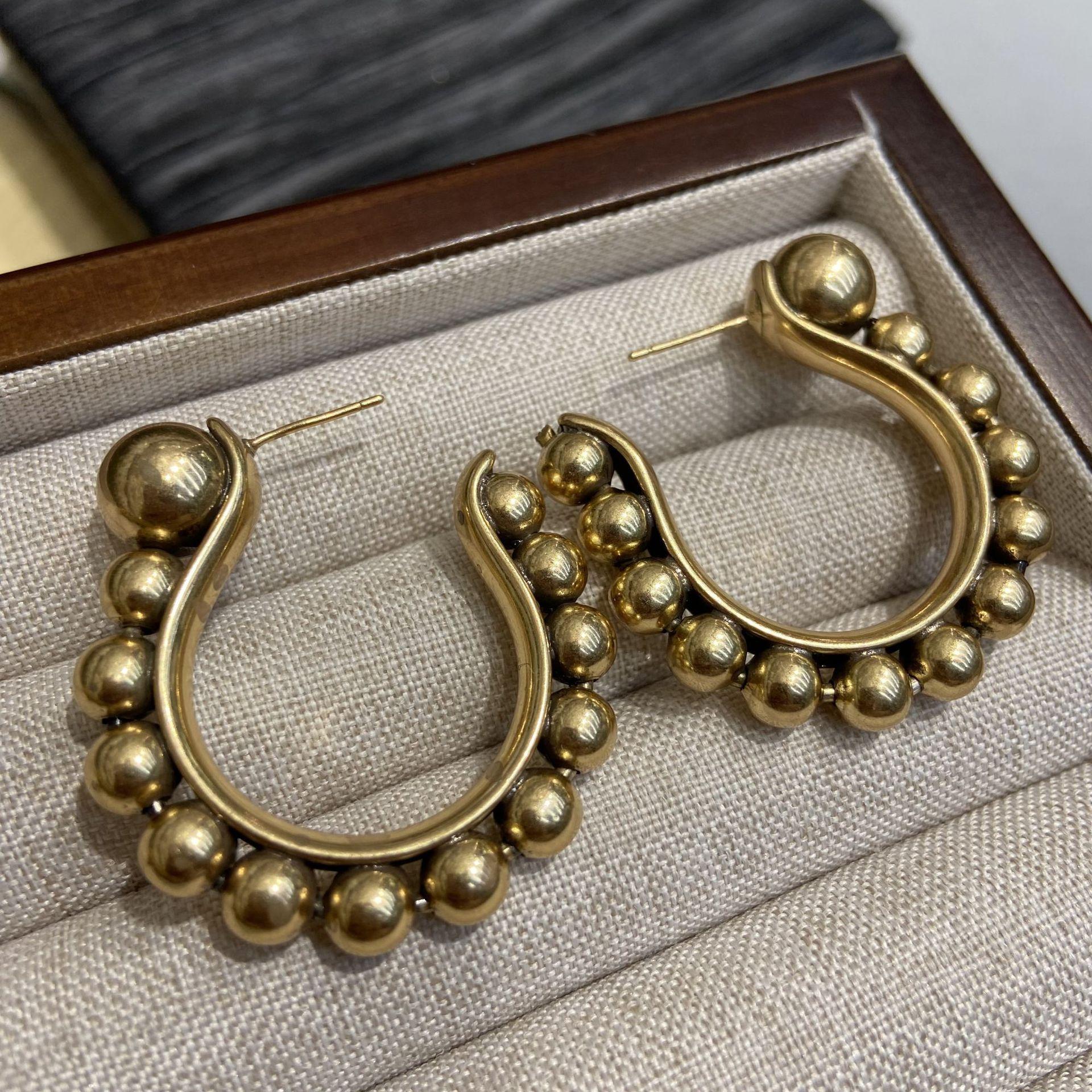 Brass Plated Real Gold U-Shaped Beads Large Earrings 18K Gold Women S Versatile Fashion Personalized Stud Earrings Women
Brass Plated Real Gold U-Shaped Beads Large Earrings 18K Gold Women S Versatile Fashion Personalized Stud Earrings Women