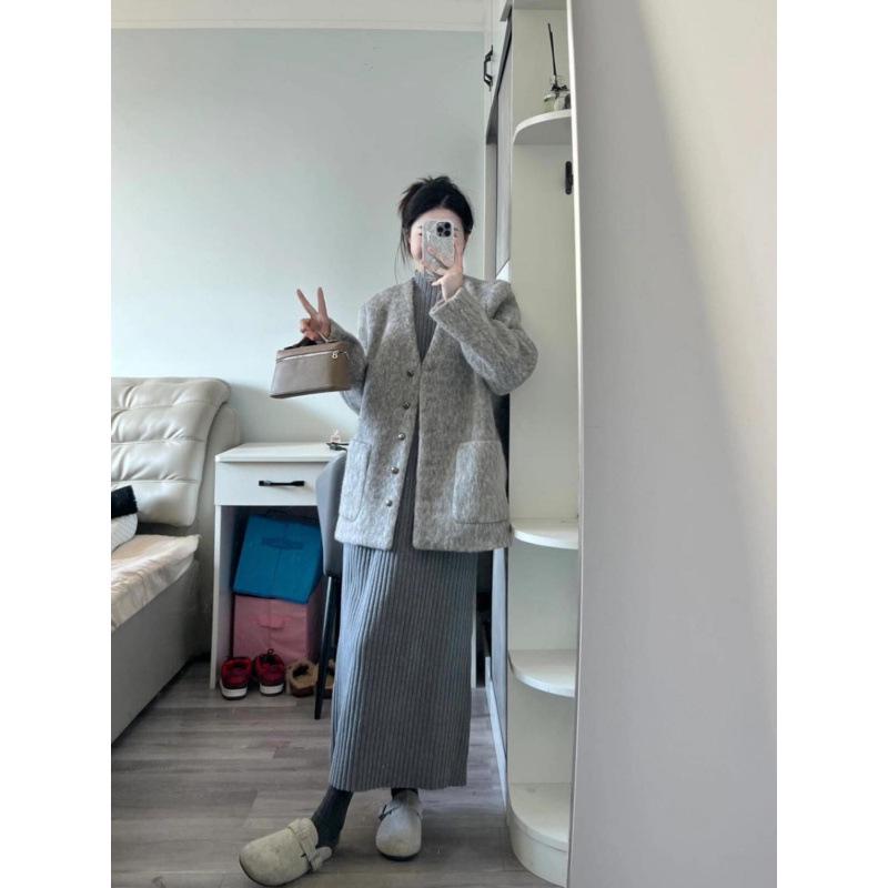 Women s Retro Hong Kong-Style Wool Coat and Knitted Dress Set - Gray, Long Sleeve Winter Outerwear XL: 115-120 jin recommended
Women s Retro Hong Kong-Style Wool Coat and Knitted Dress Set - Gray, Long Sleeve Winter Outerwear XL: 115-120 jin recommended
