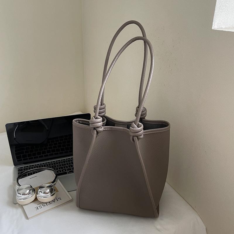 Корейская версия большой вместимости сумка-тоут для поездок на работу женская 2025 осень новая модная сумка через плечо простая повседневная сумка для мамы
Корейская версия большой вместимости сумка-тоут для поездок на работу женская 2025 осень новая модная сумка через плечо простая повседневная сумка для мамы