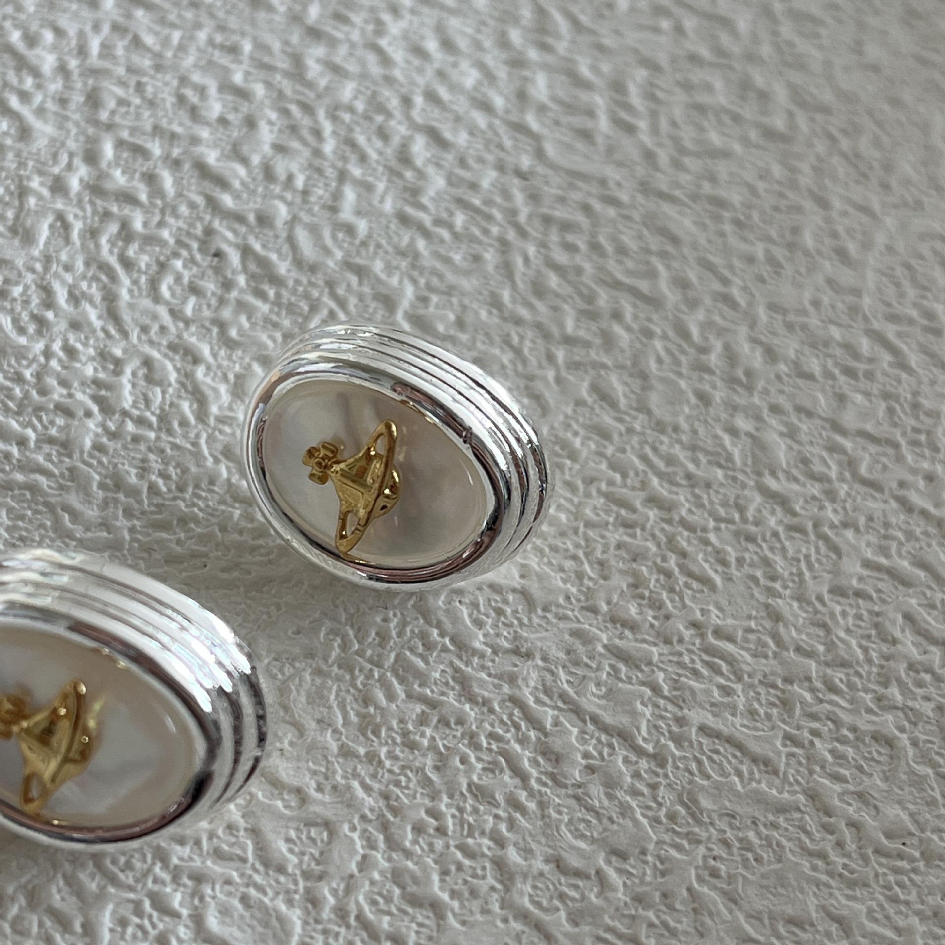 Французские серьги в придворном стиле класса люкс, темпераментные серьги в гонконгском стиле, графические металлические овальные серьги-гвоздики с перламутром
Французские серьги в придворном стиле класса люкс, темпераментные серьги в гонконгском стиле, графические металлические овальные серьги-гвоздики с перламутром