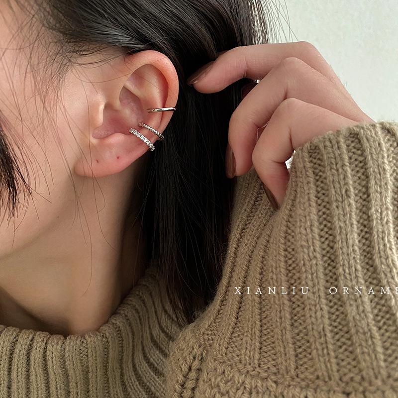 Luxury Retro Lightweight Ear Cuff: No-Piercing Clip-On Earrings for Women, 2025 Hot Trend
Luxury Retro Lightweight Ear Cuff: No-Piercing Clip-On Earrings for Women, 2025 Hot Trend