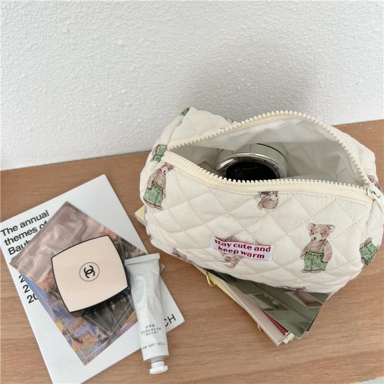 INS Bear Rabbit косметичка большой емкости сумка для хранения канцелярских принадлежностей сумка для ручек портативная дорожная сумка для стирки набор из трех предметов косметичка
INS Bear Rabbit косметичка большой емкости сумка для хранения канцелярских принадлежностей сумка для ручек портативная дорожная сумка для стирки набор из трех предметов косметичка