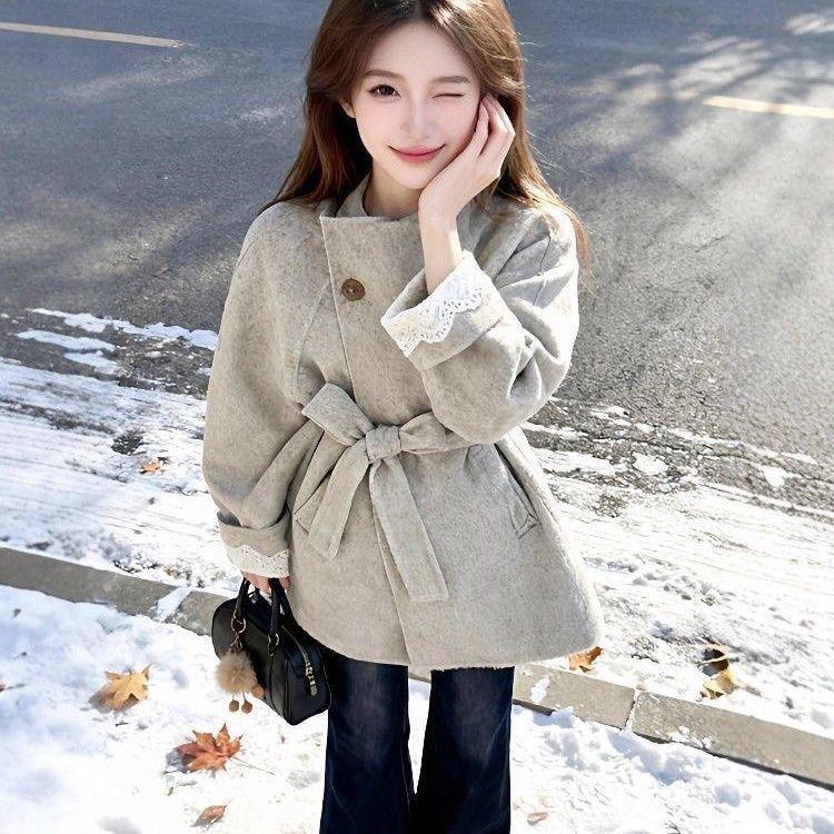2025 Gray Korean Style Slim Waist Lace Woolen Coat for Autumn/Winter Small
2025 Gray Korean Style Slim Waist Lace Woolen Coat for Autumn/Winter Small