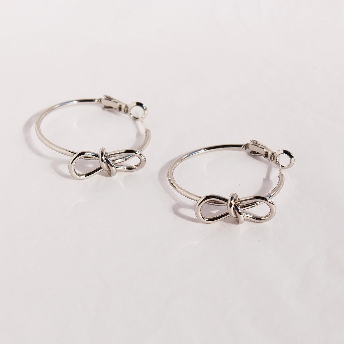 Серьги-бантики женские простые модные завязанные серьги популярные серьги женские 868 белого золота
Серьги-бантики женские простые модные завязанные серьги популярные серьги женские 868 белого золота