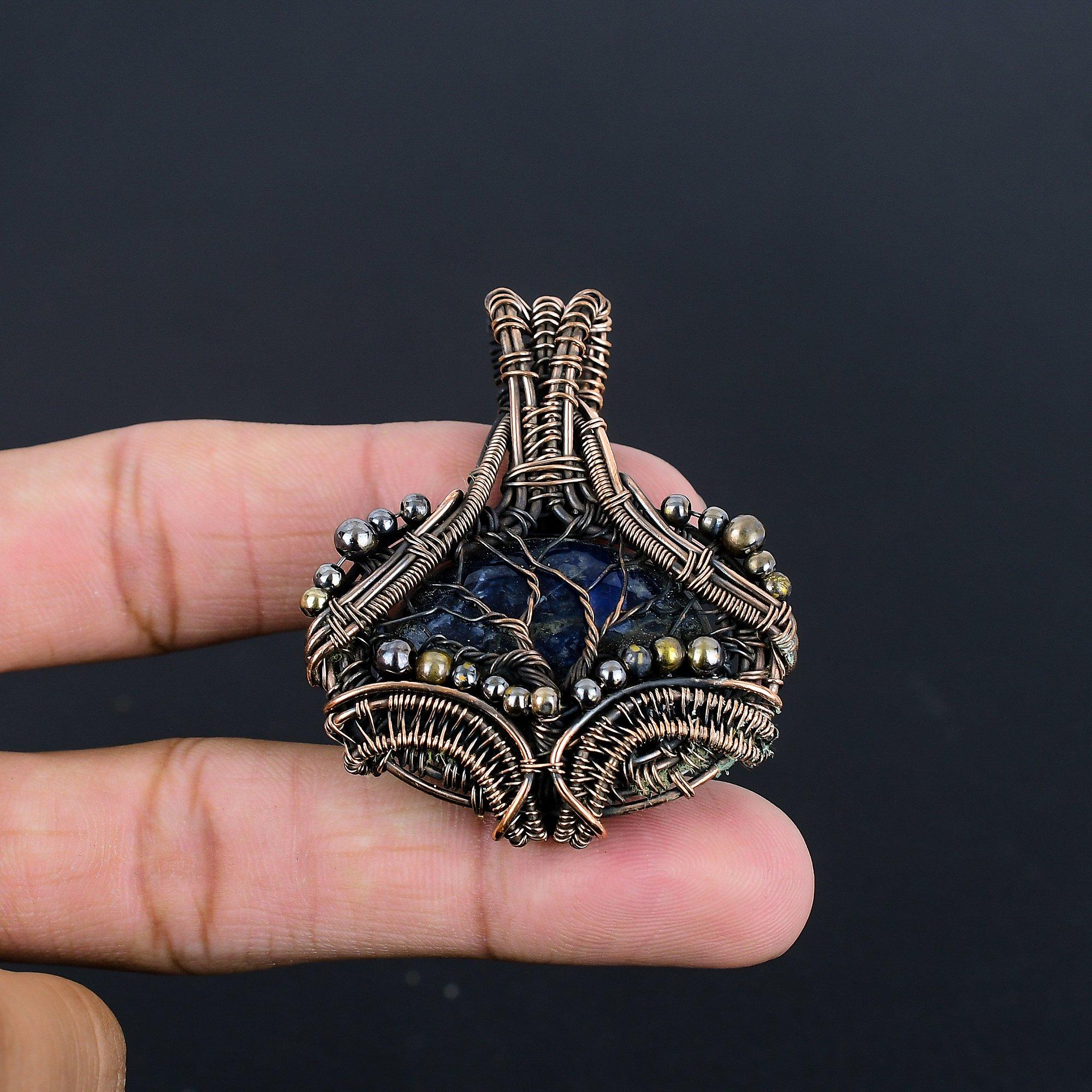 Кулон из содалита, Ювелирное украшение-подвеска, обернутая медной проволокой 999 пробы, Ювелирное изделие ручной работы, Подвеска с камнем-талисманом, Подарок для него 2.55 Inches
Кулон из содалита, Ювелирное украшение-подвеска, обернутая медной проволокой 999 пробы, Ювелирное изделие ручной работы, Подвеска с камнем-талисманом, Подарок для него 2.55 Inches