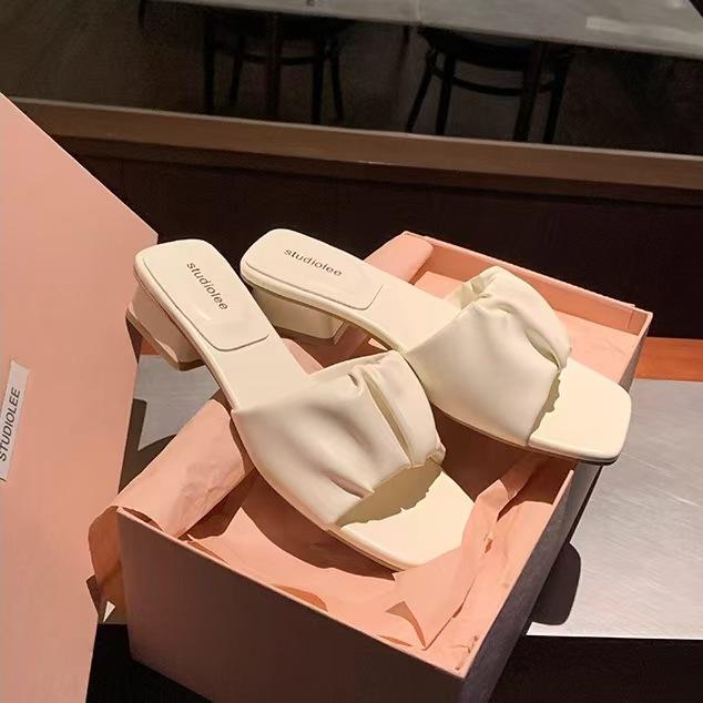 Xia s new square head silver with skirt, one-word slippers, thick-soled sandals, and women s shoes. 35 молоко, білий колір
Xia s new square head silver with skirt, one-word slippers, thick-soled sandals, and women s shoes. 35 молоко, білий колір