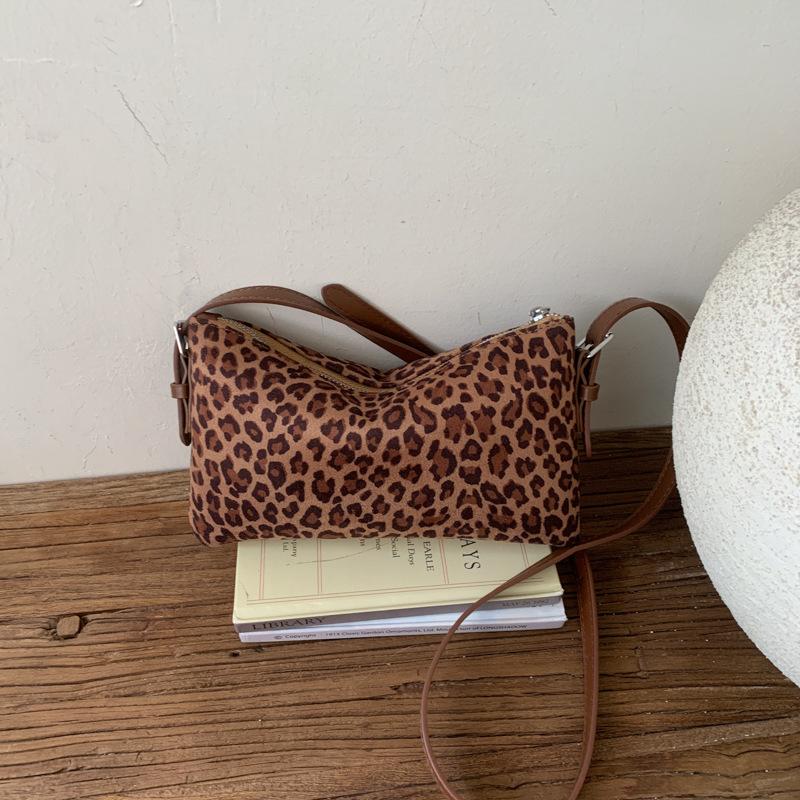 Эта простая и элегантная квадратная одноплечевая сумка — популярная женская сумка кроссбоди под мышкой. цветной печати леопарда