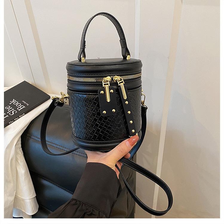 New women s bag, retro bucket bag, messenger bag, fashionable and high-end sense, portable large-capacity messenger bag. чорний
New women s bag, retro bucket bag, messenger bag, fashionable and high-end sense, portable large-capacity messenger bag. чорний