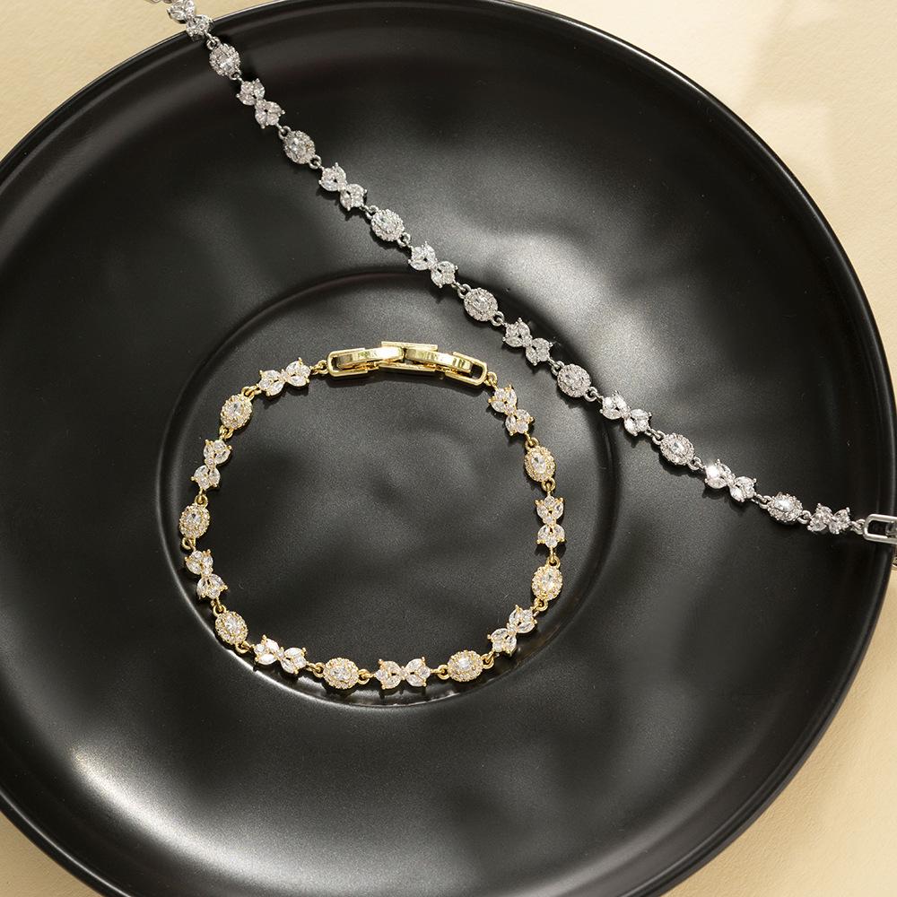 European & American Micro-Inlaid Zircon Starry Sky Bracelet, Fade-Resistant Women s Summer Jewelry, Elegant Little Fragrance Style.
European & American Micro-Inlaid Zircon Starry Sky Bracelet, Fade-Resistant Women s Summer Jewelry, Elegant Little Fragrance Style.