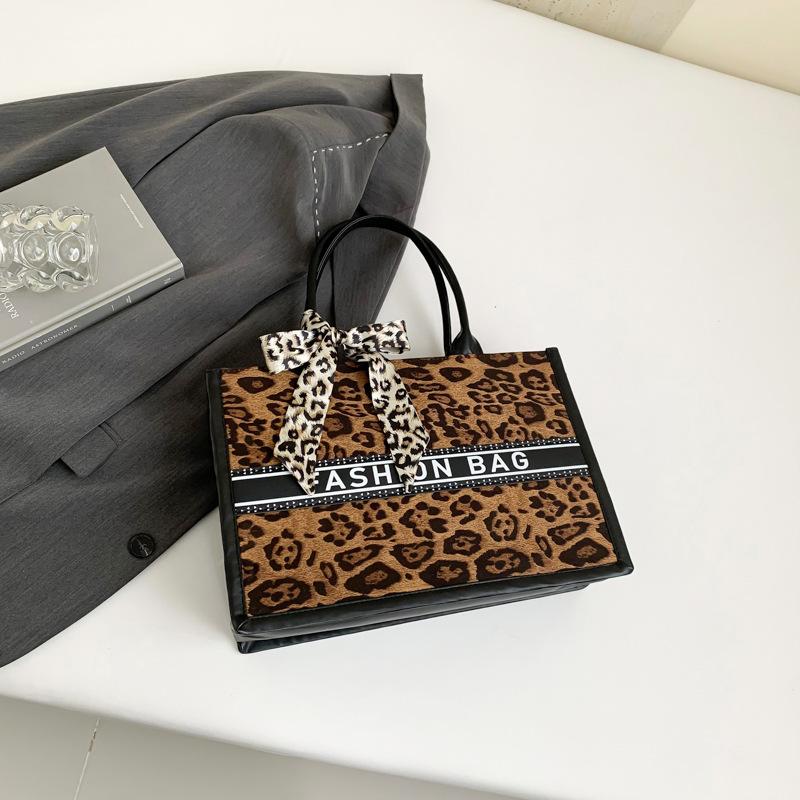 модная женская сумка 2025 новая популярная портативная сумка-тоут большая сумка большой вместимости сумка для покупок в иностранном стиле женская сумка коричневый
модная женская сумка 2025 новая популярная портативная сумка-тоут большая сумка большой вместимости сумка для покупок в иностранном стиле женская сумка коричневый