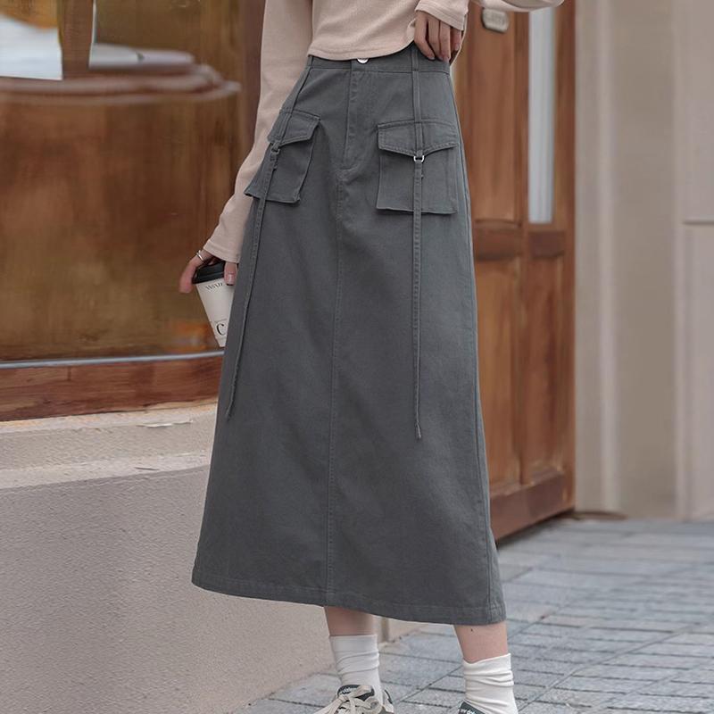 Женская полуюбка средней длины с карманами и лямками 
Женская полуюбка средней длины с карманами и лямками