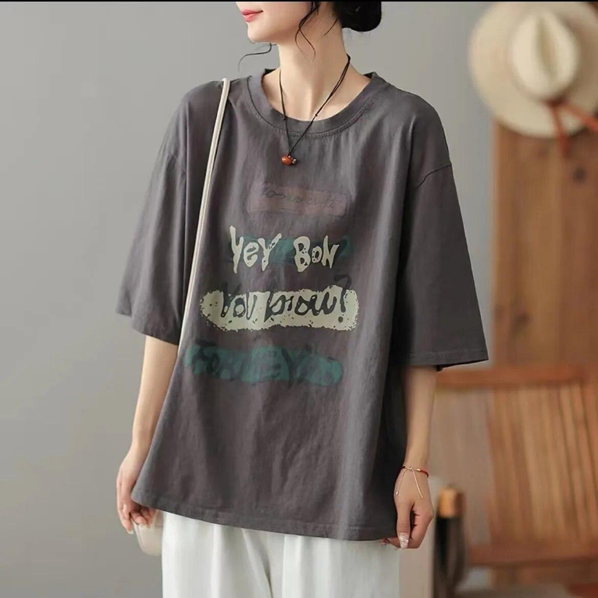 Женская летняя новинка в стиле ретро, с короткими рукавами и буквенным принтом, корейская однотонная Свободная повседневная футболка с круглым вырезом, оверсайз, топы 4XL серый
Женская летняя новинка в стиле ретро, с короткими рукавами и буквенным принтом, корейская однотонная Свободная повседневная футболка с круглым вырезом, оверсайз, топы 4XL серый