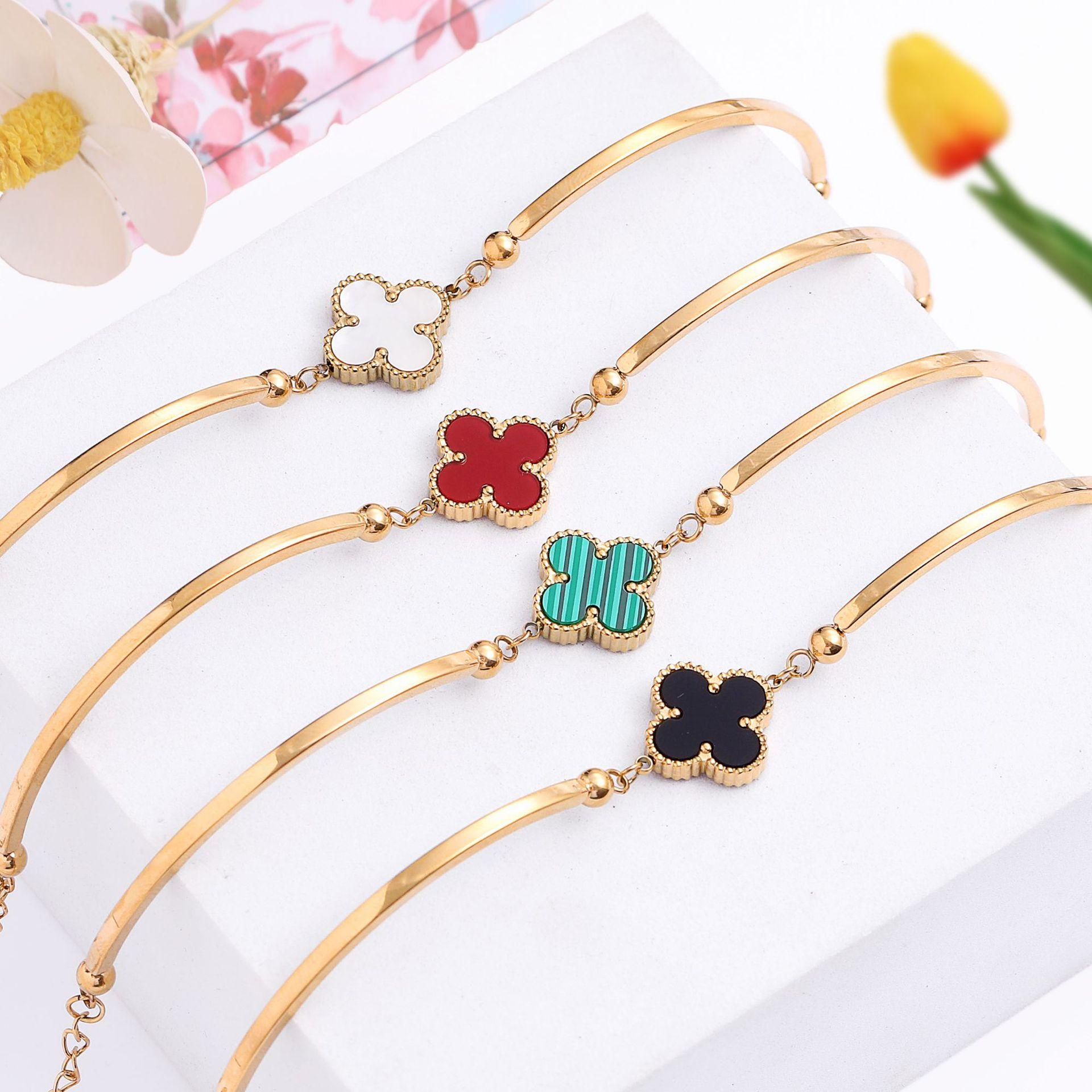 Lucky Clover Простой и модный дизайн, усовершенствованный браслет из бесцветной титановой стали
Lucky Clover Простой и модный дизайн, усовершенствованный браслет из бесцветной титановой стали