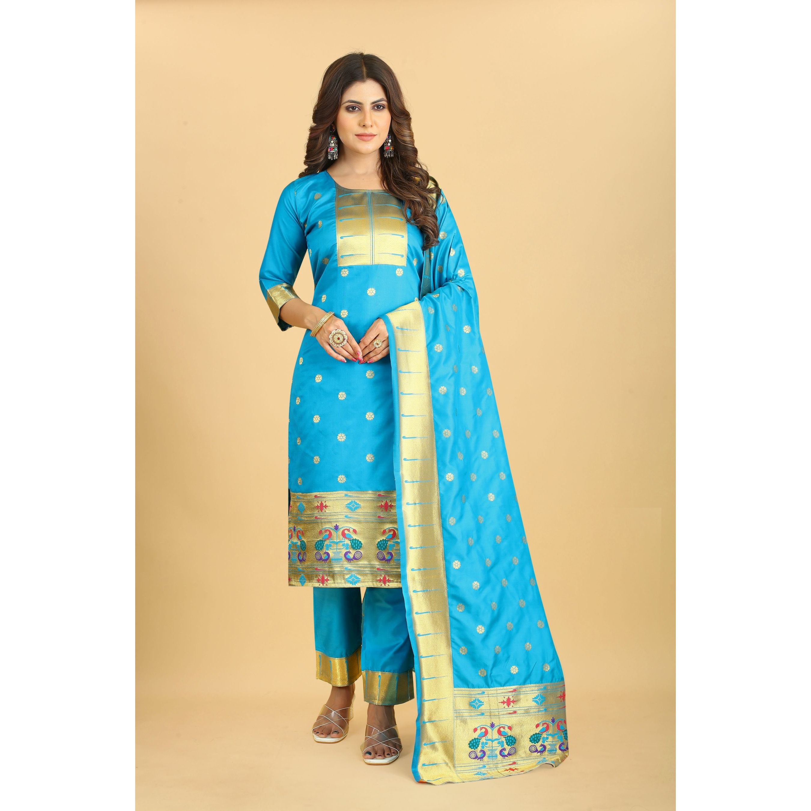 Индийский традиционный костюм Paithani Golden Jari Design и Grand Beautiful Rich Dupatta.
Индийский традиционный костюм Paithani Golden Jari Design и Grand Beautiful Rich Dupatta.