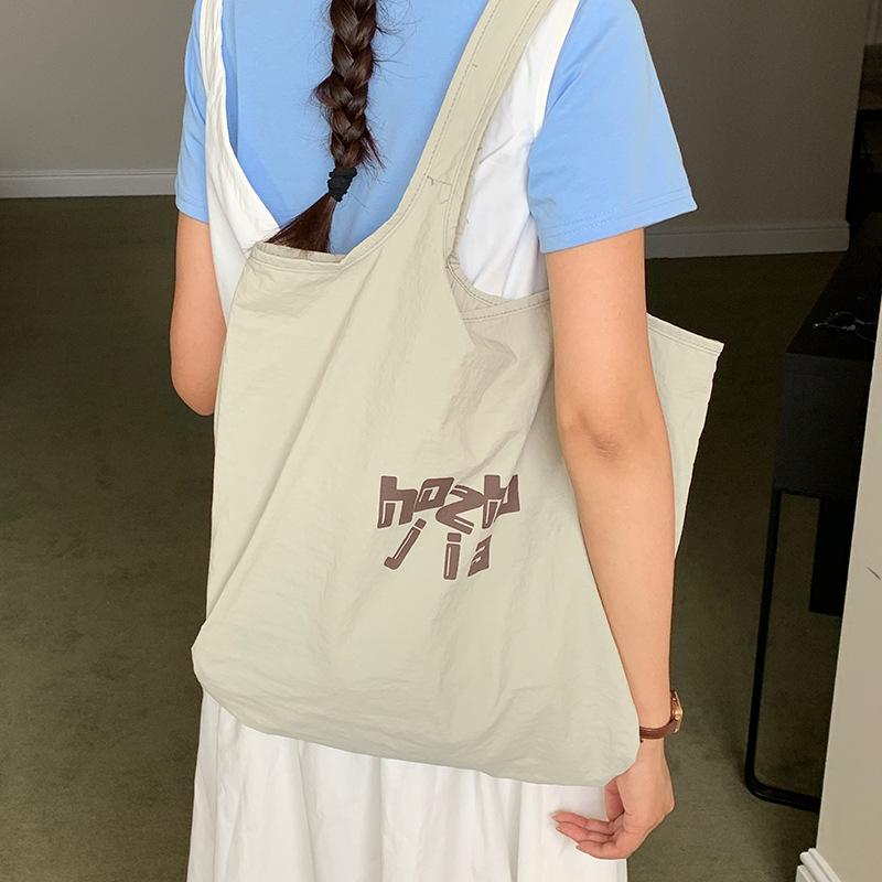 Simple literary and large-capacity canvas bag women s 2025 new lazy style letter printing shoulder tote bag м ята зелений колір
Simple literary and large-capacity canvas bag women s 2025 new lazy style letter printing shoulder tote bag м ята зелений колір