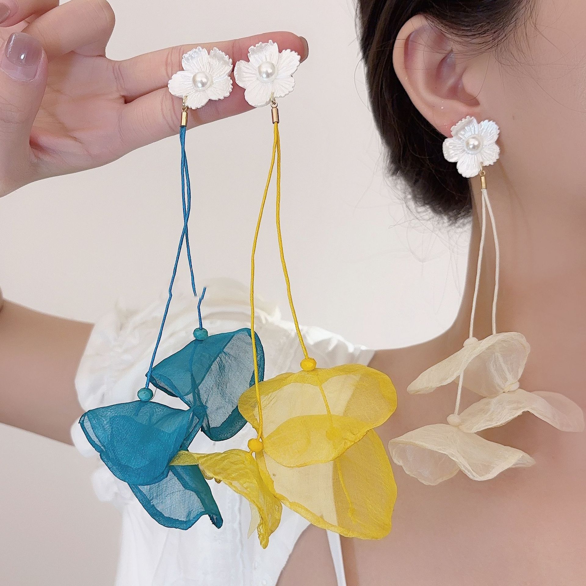 Silver needle fabric flower pearl fringed earrings super fairy temperament versatile stud earrings niche fashion high sense earrings women
Silver needle fabric flower pearl fringed earrings super fairy temperament versatile stud earrings niche fashion high sense earrings women