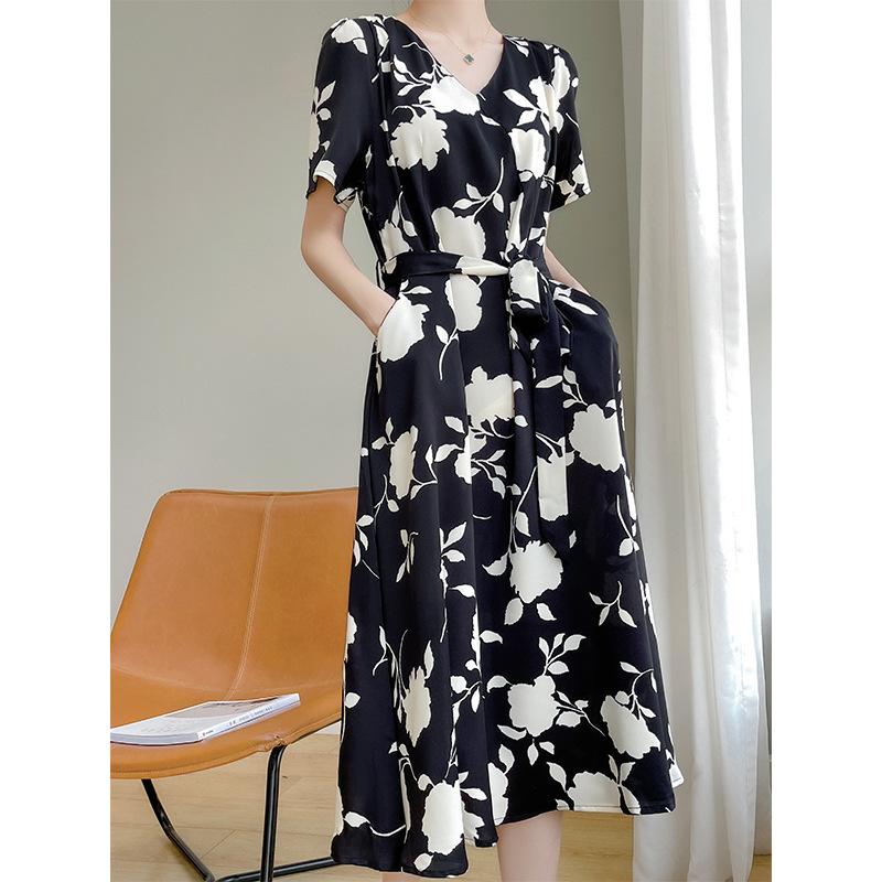 Acetic Acid Satin V-neck Dress for Women In Summer Style, Waist-hugging and Slimming Mid-length Skirt, High-end Jacquard Skirt XXXXL чорний
Acetic Acid Satin V-neck Dress for Women In Summer Style, Waist-hugging and Slimming Mid-length Skirt, High-end Jacquard Skirt XXXXL чорний