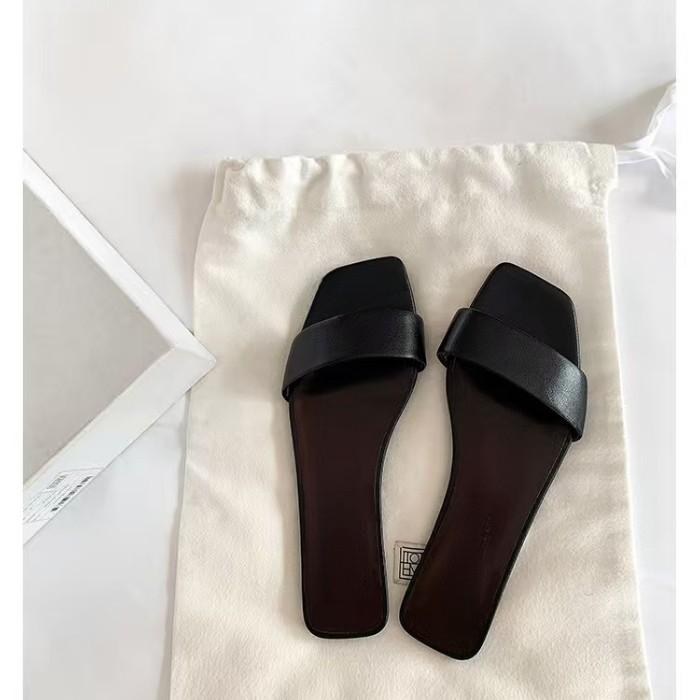 Sheepskin version of genuine leather one-word slippers for women, fashionable flat-bottomed half-slippers, niche cool slippers for women 34 білий
Sheepskin version of genuine leather one-word slippers for women, fashionable flat-bottomed half-slippers, niche cool slippers for women 34 білий