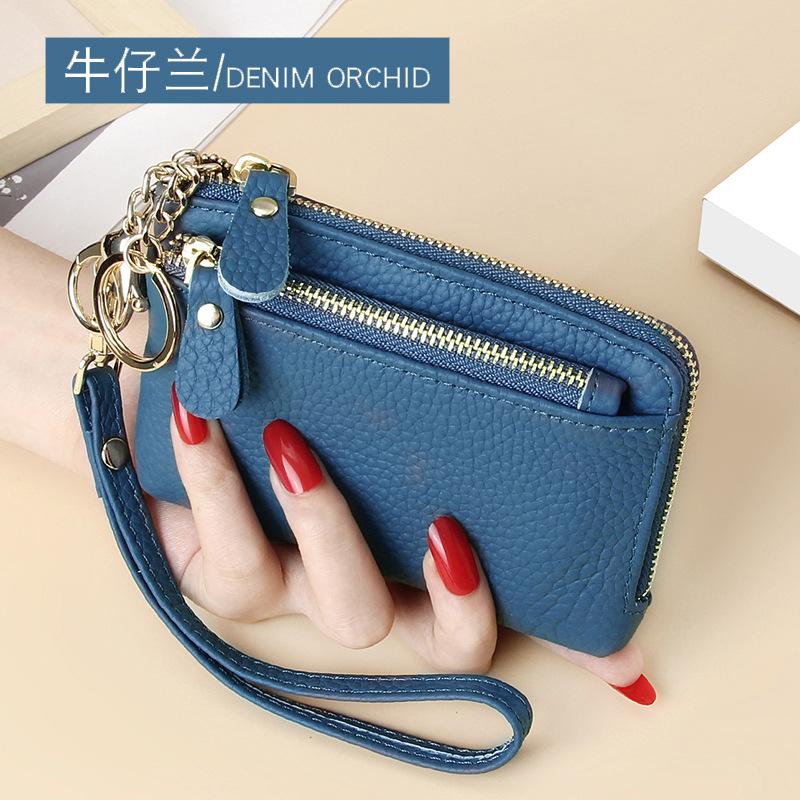 Женский кошелек из натуральной кожи с брелоком, ремешком на запястье, множеством отделений для карт и карманом для монет. Премиальная сумка из коровьей кожи высшего качества.
Женский кошелек из натуральной кожи с брелоком, ремешком на запястье, множеством отделений для карт и карманом для монет. Премиальная сумка из коровьей кожи высшего качества.