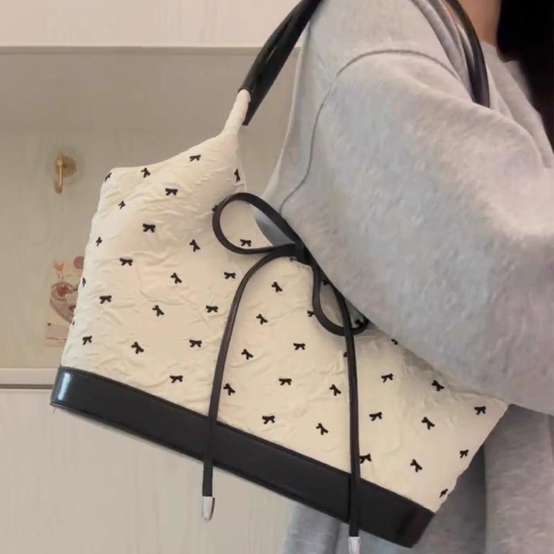 Ballet-style Underarm Bag, A Fashionable Korean Handbag for Spring and Summer, A Versatile Commuting Single-shoulder Bag
Ballet-style Underarm Bag, A Fashionable Korean Handbag for Spring and Summer, A Versatile Commuting Single-shoulder Bag