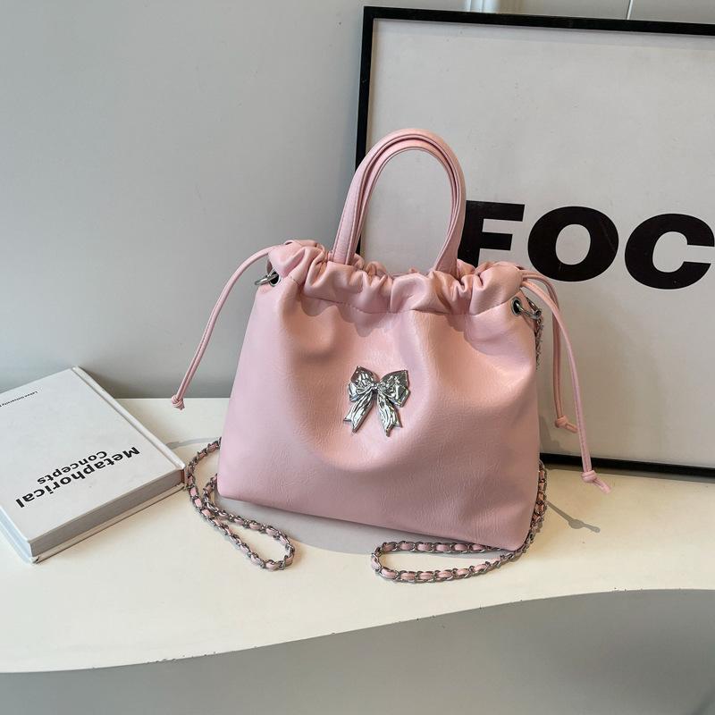 Трендовая плиссированная сумка-облако женская 2025 новая модная популярная с бантом через плечо рюкзак на цепочке сумка-ведро 24*10*20 розовый
Трендовая плиссированная сумка-облако женская 2025 новая модная популярная с бантом через плечо рюкзак на цепочке сумка-ведро 24*10*20 розовый