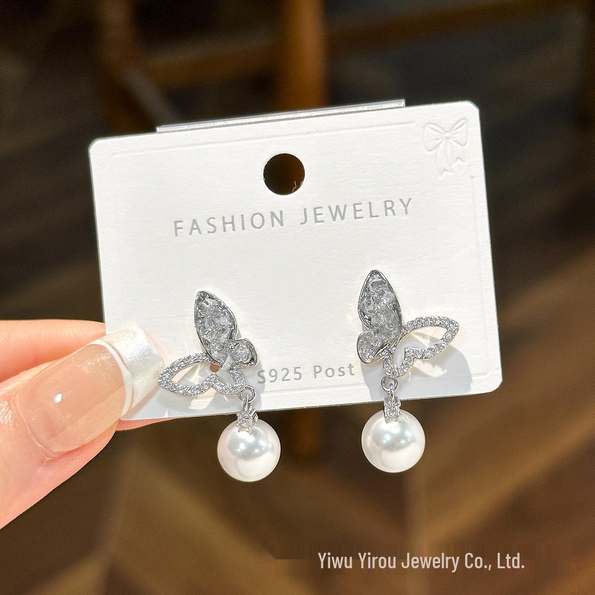 Elegant Silver Needle Pearl Butterfly Earrings for Women with Round/Square Face - High-End Design
Elegant Silver Needle Pearl Butterfly Earrings for Women with Round/Square Face - High-End Design