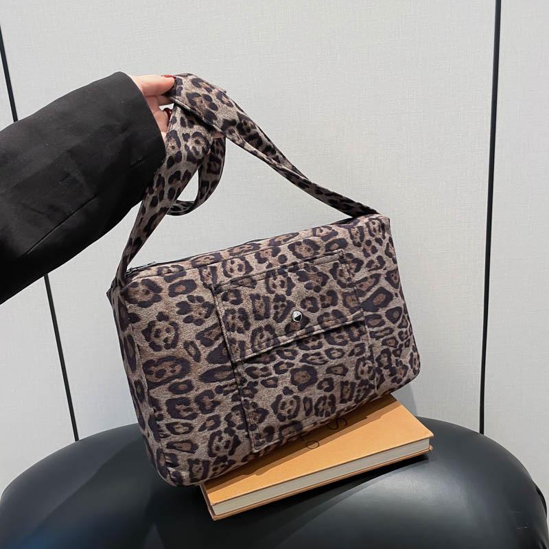 Retro Fashion Casual Leopard Print Bag Women 2025 New Autumn and Winter Large Capacity Crossbody Bag Bucket Bag Shoulder Bag Women s Bag зелёный
Retro Fashion Casual Leopard Print Bag Women 2025 New Autumn and Winter Large Capacity Crossbody Bag Bucket Bag Shoulder Bag Women s Bag зелёный