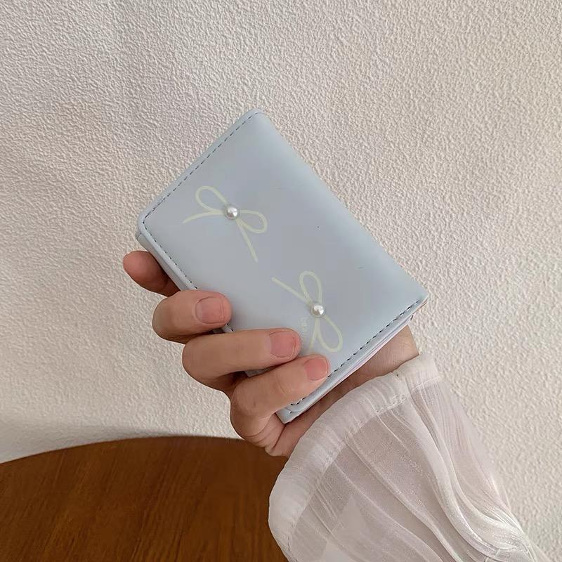 Cute Bow Short Folding Wallet Korean Style Handheld Waterproof Money Bag Coin Purse Japanese Female PU Leather Photo Card Holder синій
Cute Bow Short Folding Wallet Korean Style Handheld Waterproof Money Bag Coin Purse Japanese Female PU Leather Photo Card Holder синій