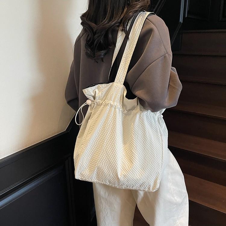 New pleated shoulder bag large capacity handbag simple fashion casual cloth bag tote bag women
New pleated shoulder bag large capacity handbag simple fashion casual cloth bag tote bag women