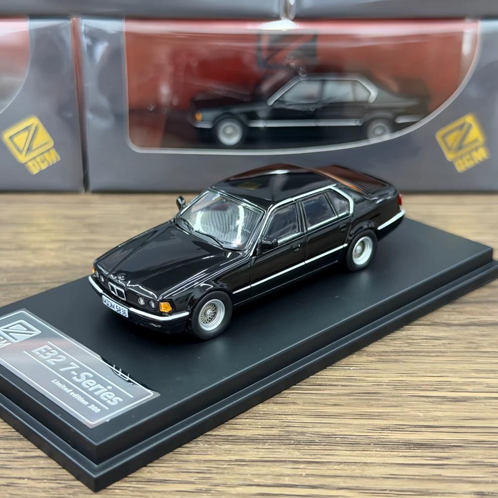 DCM BMW E32 7-Series 1/64 Scale Diecast Alloy Car Classic Simulation Model Desktop Decoration Collectible Vehicle Perfect Gift чорний
DCM BMW E32 7-Series 1/64 Scale Diecast Alloy Car Classic Simulation Model Desktop Decoration Collectible Vehicle Perfect Gift чорний
