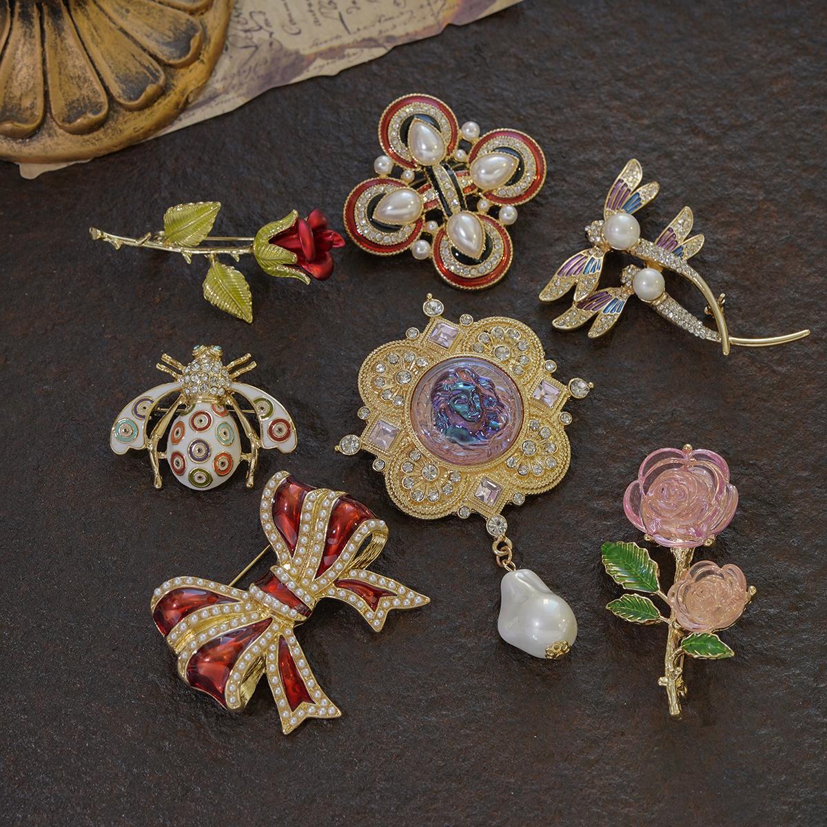 Classic Baroque Flower Pearl Bow Flower Brooches For Women Lady Elegant Vintage Rhinestone Cross Badges Pins Trendy Accessories
Classic Baroque Flower Pearl Bow Flower Brooches For Women Lady Elegant Vintage Rhinestone Cross Badges Pins Trendy Accessories