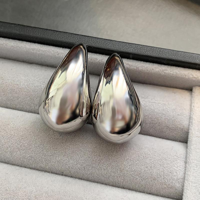 Real gold electroplated water drop earrings niche design high-end light luxury fashionable high-texture sterling silver ear jewelry
Real gold electroplated water drop earrings niche design high-end light luxury fashionable high-texture sterling silver ear jewelry