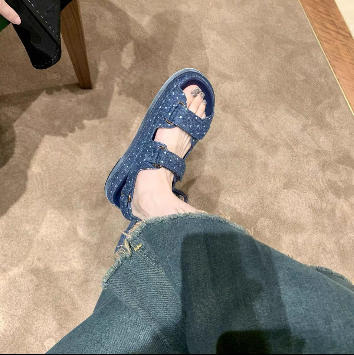 New sandals women s summer flat bottom 2025 new Xiaoxiangfeng Velcro leather versatile rhombus soft leather thick bottom 41
New sandals women s summer flat bottom 2025 new Xiaoxiangfeng Velcro leather versatile rhombus soft leather thick bottom 41