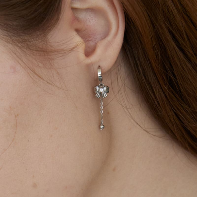 MERRYMOTIVE Ribbon and drop ball chain earring Free
MERRYMOTIVE Ribbon and drop ball chain earring Free