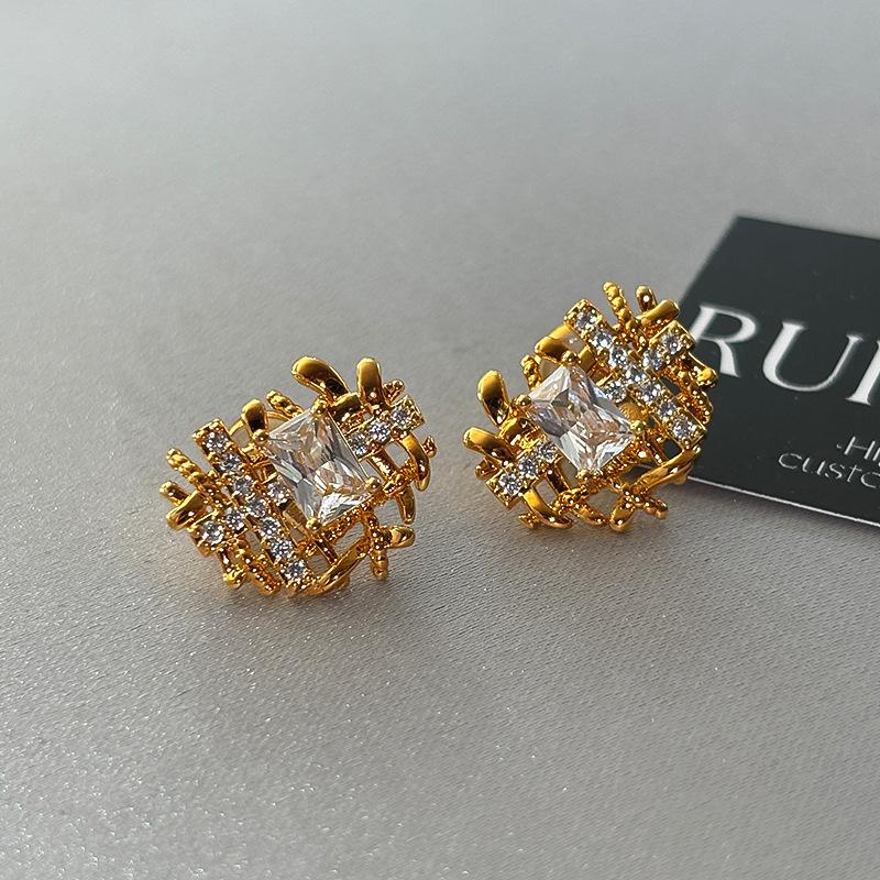 European and American style design sense metal zircon gold stud earrings women s small and exquisite new niche woven sterling silver earrings
European and American style design sense metal zircon gold stud earrings women s small and exquisite new niche woven sterling silver earrings
