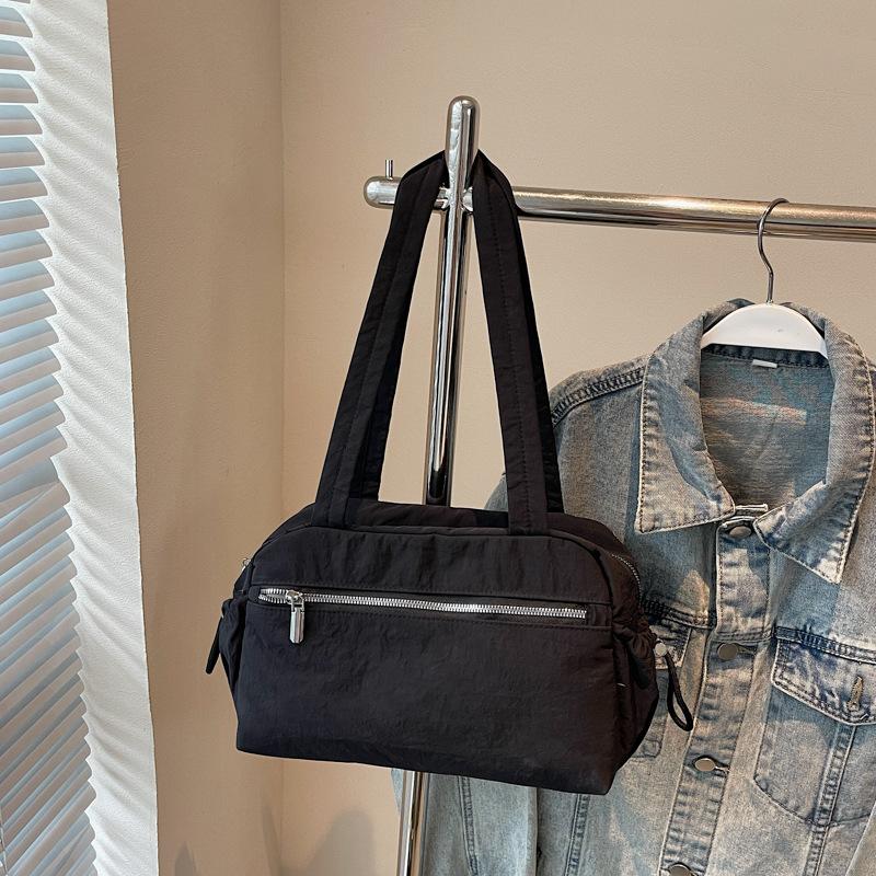 New stylish simple large-capacity retro lightweight commuter bag leisure bag single shoulder women s tote bag чорний
New stylish simple large-capacity retro lightweight commuter bag leisure bag single shoulder women s tote bag чорний