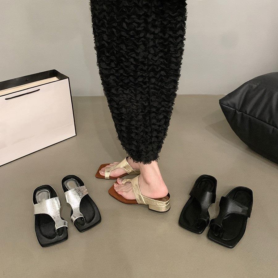 Set of low-heeled one-word slippers for women s summer new fashion silver outer wear temperament women s cool slippers 35
Set of low-heeled one-word slippers for women s summer new fashion silver outer wear temperament women s cool slippers 35
