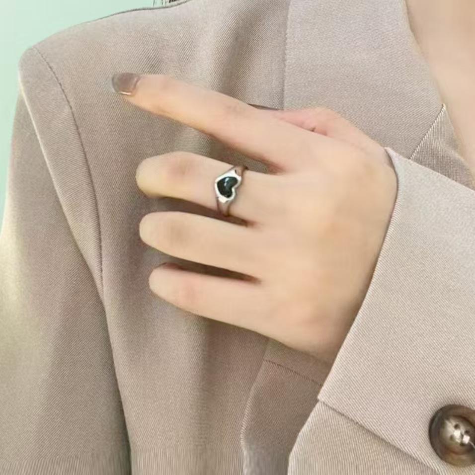 Темное ретро кольцо с открытым сердцем - Минималистичный легкий люкс крутой дизайн Adjustable Open Size
Темное ретро кольцо с открытым сердцем - Минималистичный легкий люкс крутой дизайн Adjustable Open Size