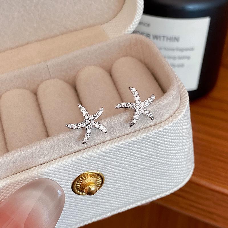 S925 Sterling Silver 18K Korean Starfish Stud Earrings with Sparkling Diamonds - Simple, Elegant, and Versatile for Women S925 Silver
S925 Sterling Silver 18K Korean Starfish Stud Earrings with Sparkling Diamonds - Simple, Elegant, and Versatile for Women S925 Silver