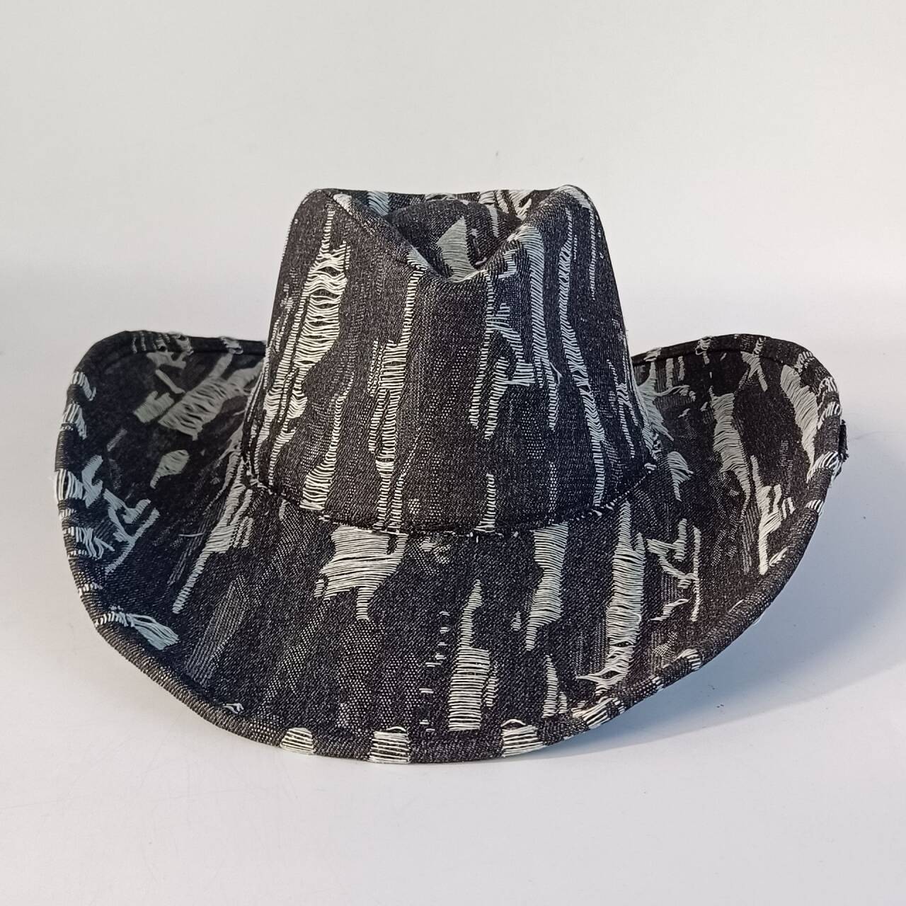 Blue faux felt western hat with a sequin pattern. This hat is perfect for those seeking a unique look cowboy hat M56-58CM
Blue faux felt western hat with a sequin pattern. This hat is perfect for those seeking a unique look cowboy hat M56-58CM