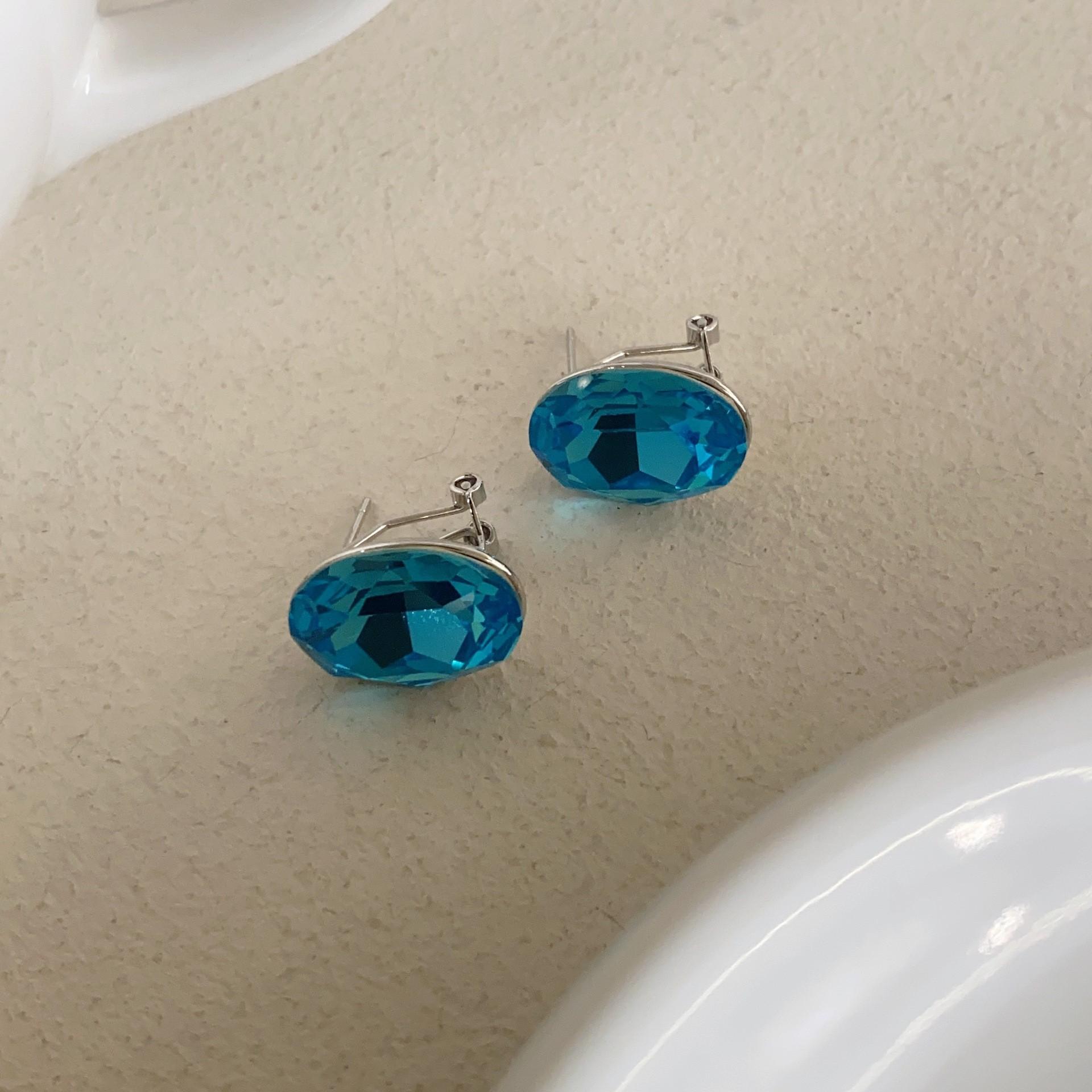 Oval large colored crystal stud earrings, bright and shiny atmosphere, niche light luxury fashion, gorgeous and exquisite versatile
Oval large colored crystal stud earrings, bright and shiny atmosphere, niche light luxury fashion, gorgeous and exquisite versatile