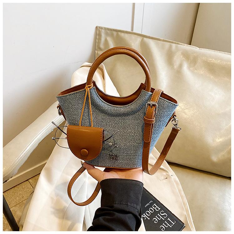 Niche design versatile contrasting color shoulder messenger bag 2025 new texture commuting fashion bucket bag hand bag синий
Niche design versatile contrasting color shoulder messenger bag 2025 new texture commuting fashion bucket bag hand bag синий