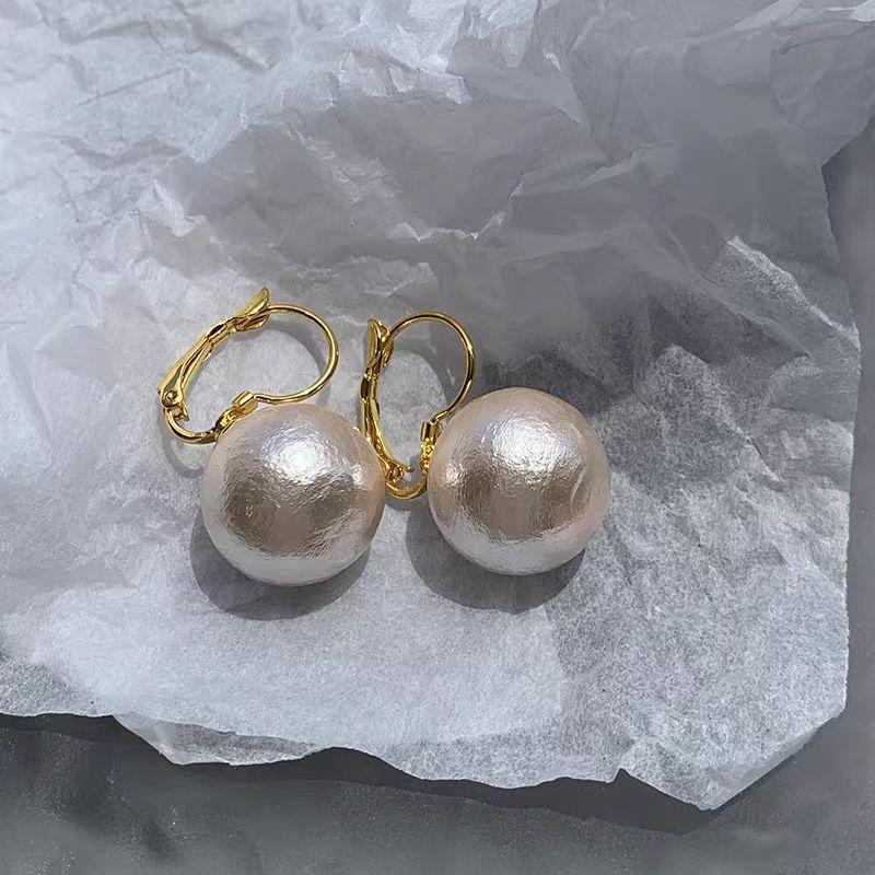 Champagne French retro temperament cotton big pearl stud earrings copper plated k gold Hepburn style earrings premium sense earrings
Champagne French retro temperament cotton big pearl stud earrings copper plated k gold Hepburn style earrings premium sense earrings