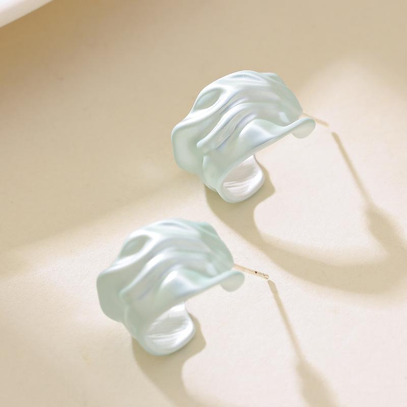 Korean version of fashion temperament resort style macaron C-shaped stud earrings light luxury simple high-end commuter earrings синий
Korean version of fashion temperament resort style macaron C-shaped stud earrings light luxury simple high-end commuter earrings синий
