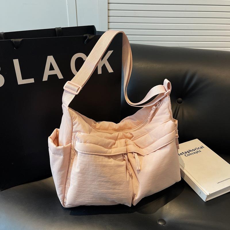 Winter new large-capacity shoulder messenger bag simple and fashionable solid color cloth bag women s bag lightweight tote bag чёрный
Winter new large-capacity shoulder messenger bag simple and fashionable solid color cloth bag women s bag lightweight tote bag чёрный
