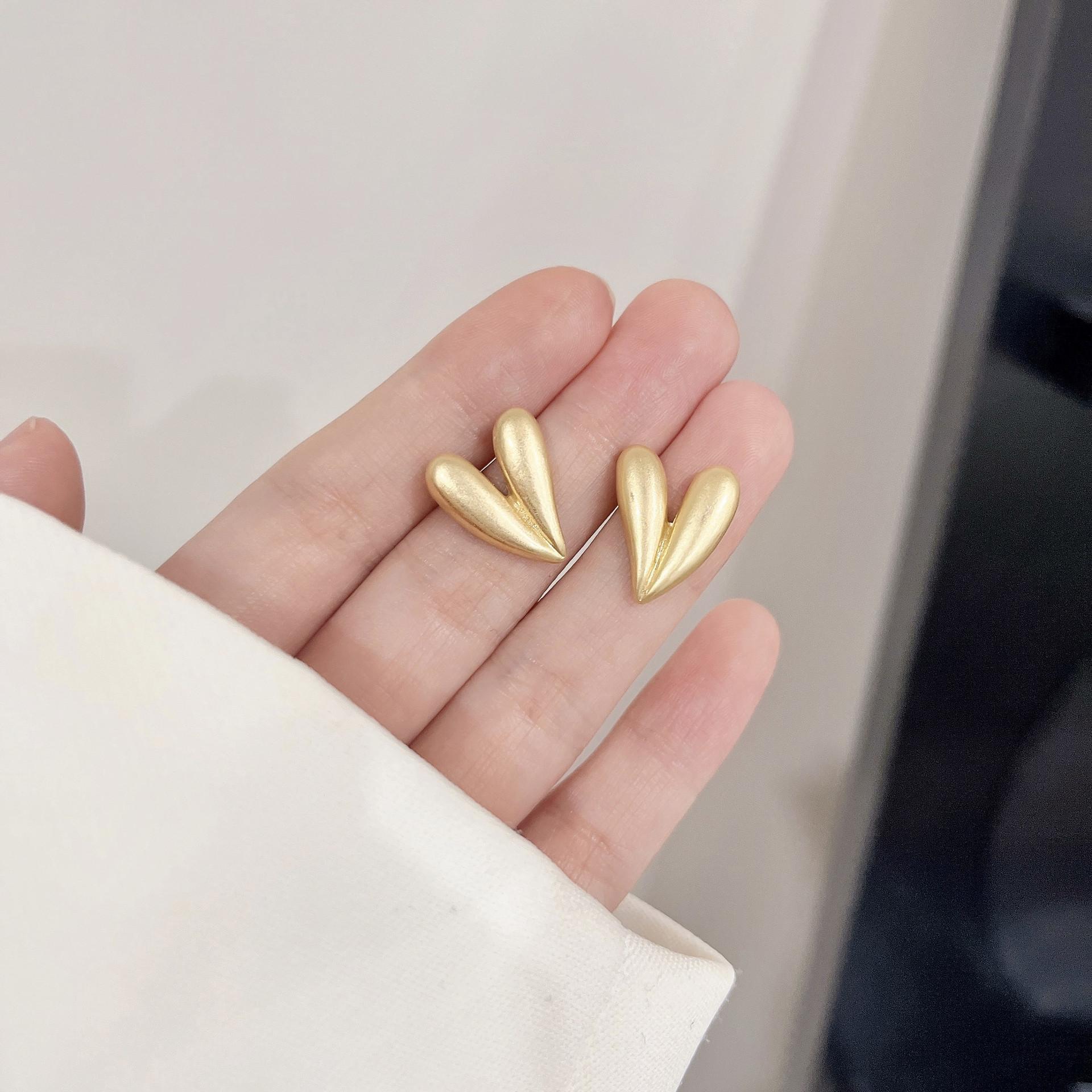 Simple Design Retro Love Metal Heart-shaped Matte Gold Earrings A Versatile Daily Accessory for Girls in 2025 Fashion Jewelry
Simple Design Retro Love Metal Heart-shaped Matte Gold Earrings A Versatile Daily Accessory for Girls in 2025 Fashion Jewelry