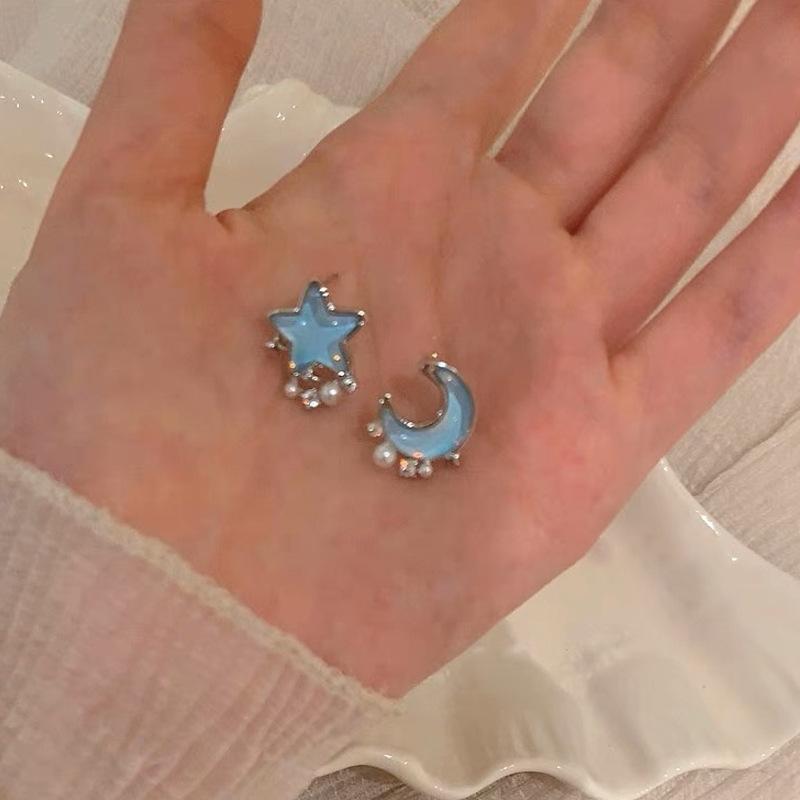 S925 silver needle blue star and moon pearl stud earrings women s design sense premium earrings sweet super fairy earrings
S925 silver needle blue star and moon pearl stud earrings women s design sense premium earrings sweet super fairy earrings