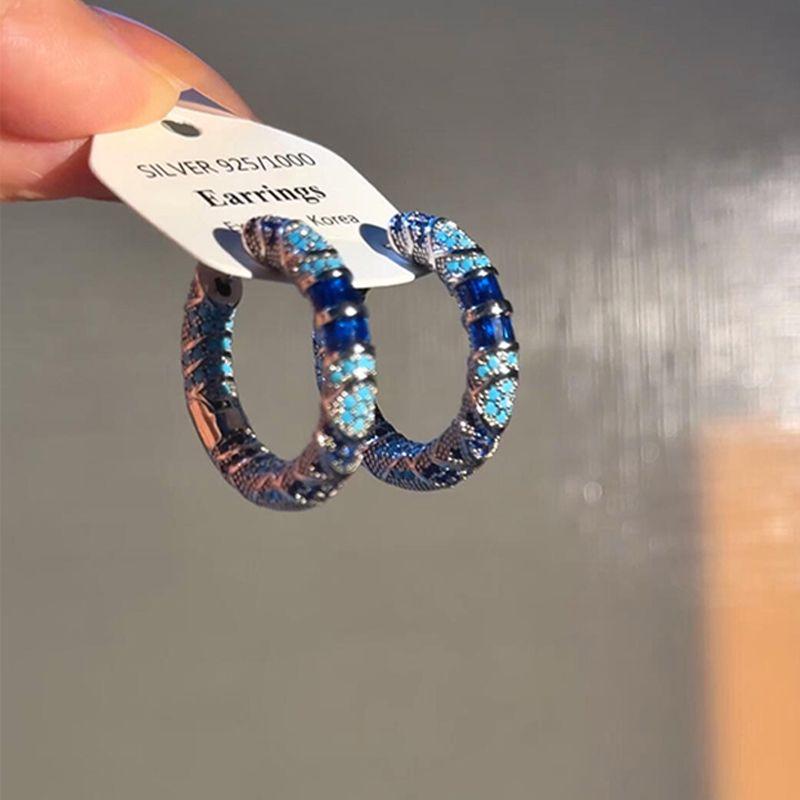 Серьги из стерлингового серебра 925 пробы с синей эмалью, доступная роскошь, дизайн для особых случаев, необычные серьги, новый китайский стиль, национальный стиль, серьги-пусеты Pair of blue enamel earrings
Серьги из стерлингового серебра 925 пробы с синей эмалью, доступная роскошь, дизайн для особых случаев, необычные серьги, новый китайский стиль, национальный стиль, серьги-пусеты Pair of blue enamel earrings