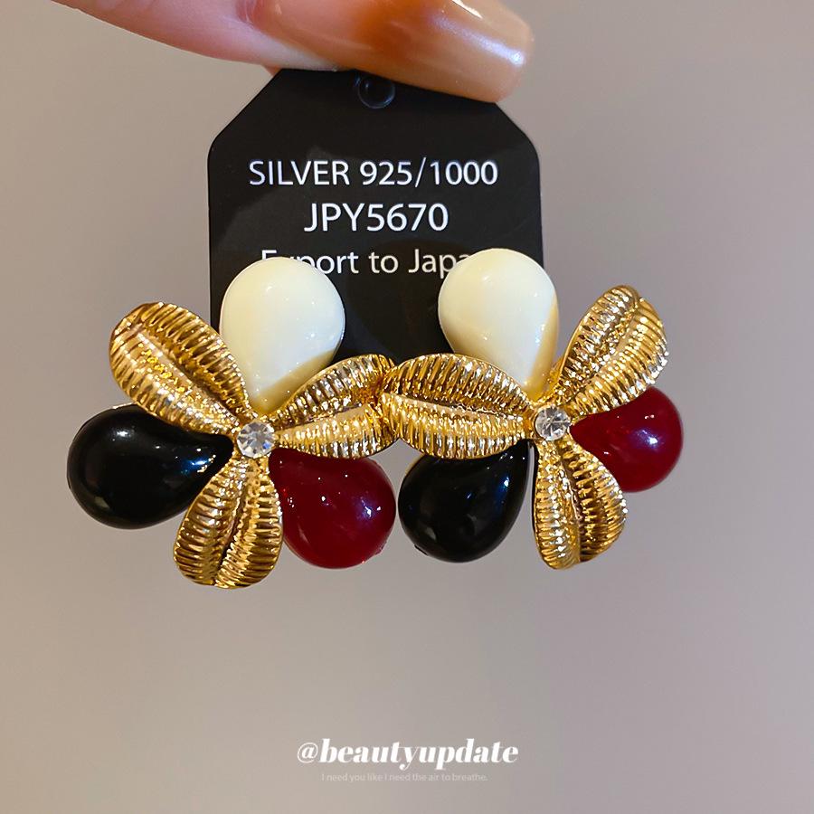 Silver Needle Pearl Stud Tassel Earrings - Elegant Floral Round & Square Design, Unique High-End Statement Jewelry for Women.
Silver Needle Pearl Stud Tassel Earrings - Elegant Floral Round & Square Design, Unique High-End Statement Jewelry for Women.